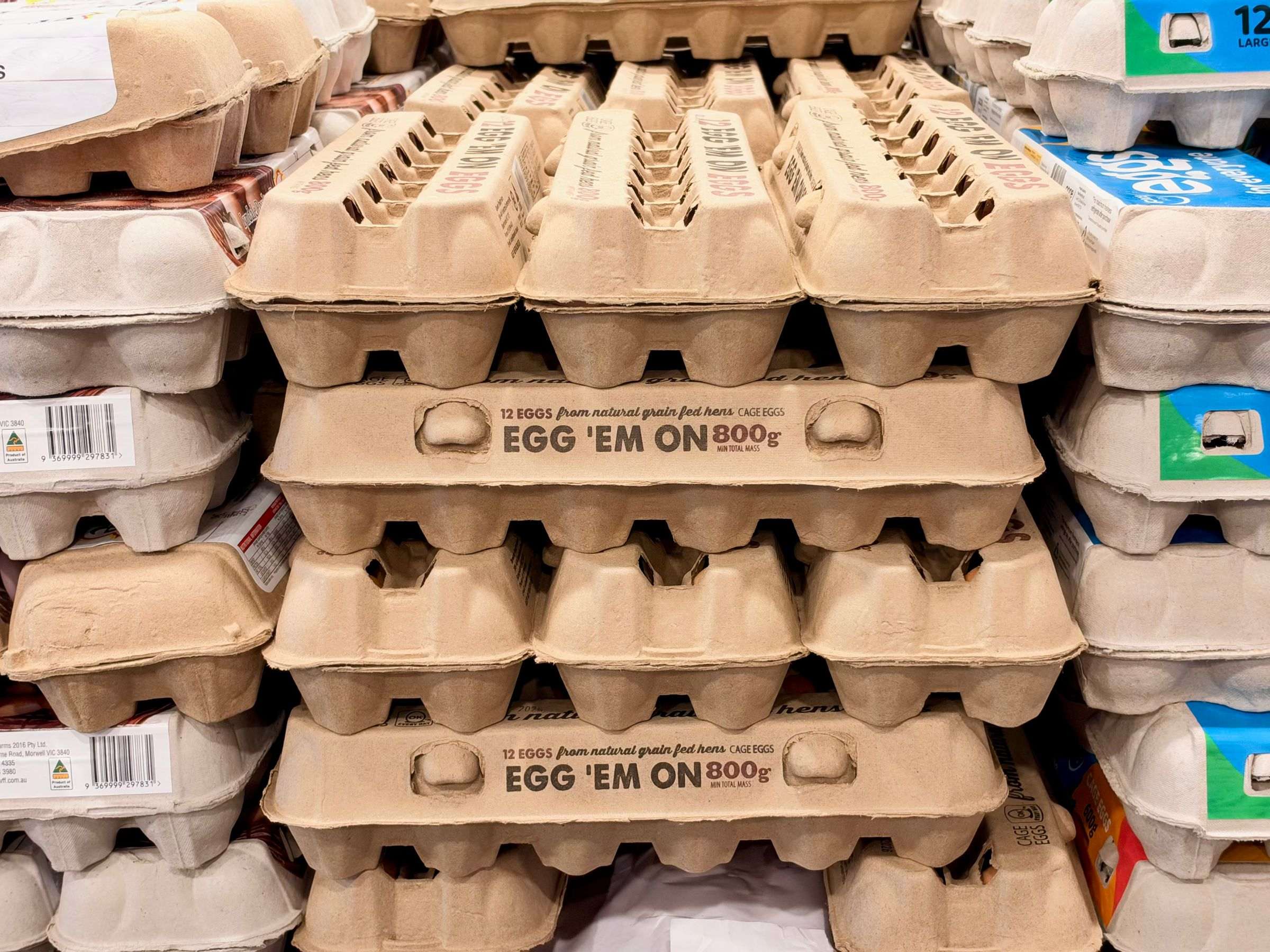 Hard Discount Alimentaire Produits présentés dans leurs cartons sur un rayon de hard discount