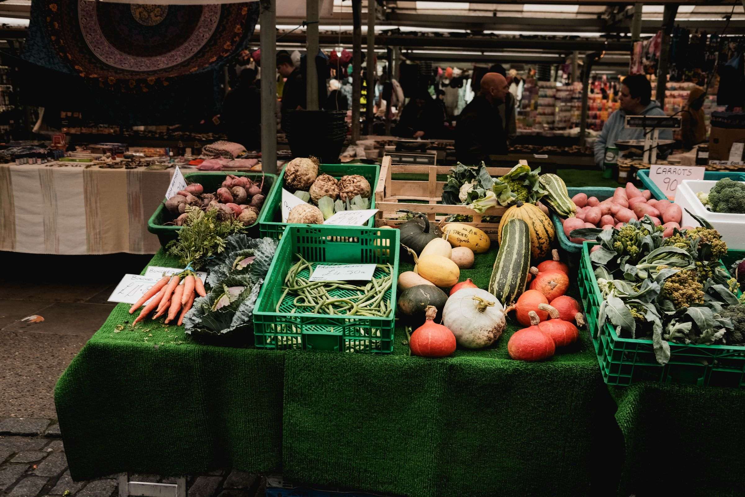 Magasins de nourriture Étal de fruits et légumes frais dans un magasin